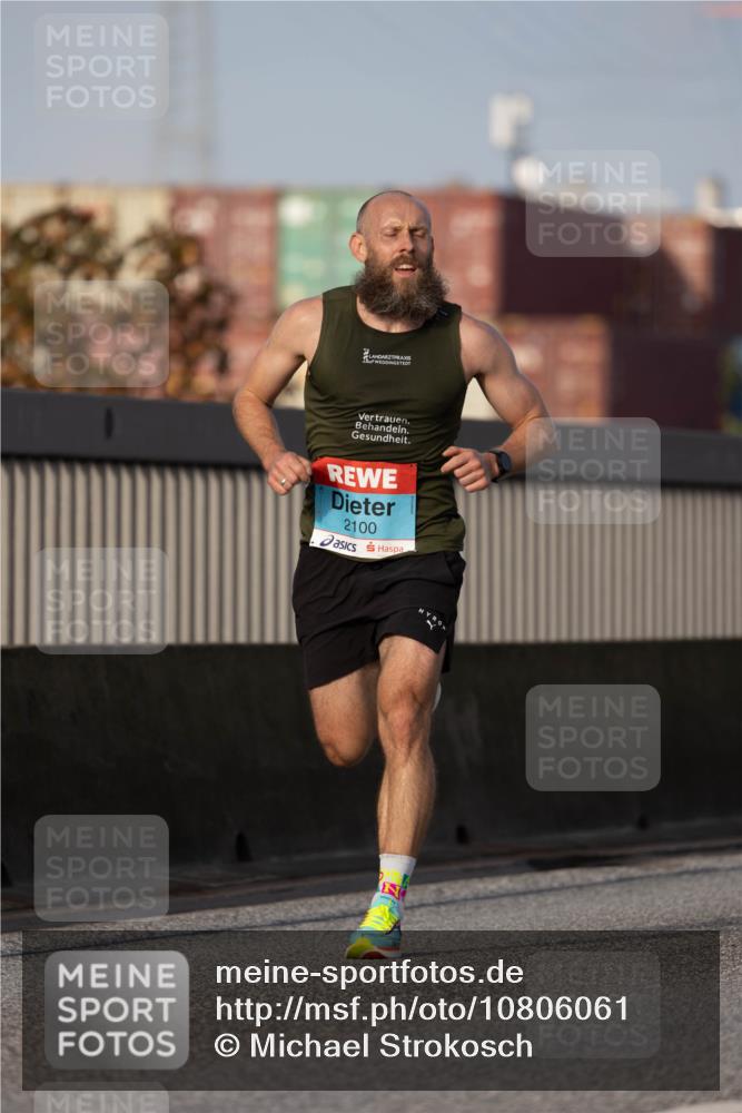03.10.2026 - Köhlbrandbrückenlauf Michael Strokosch http://msf.ph/oto/10806061 03.10.2026 09:32:16 Position 3 2100 meine-sportfotos.de