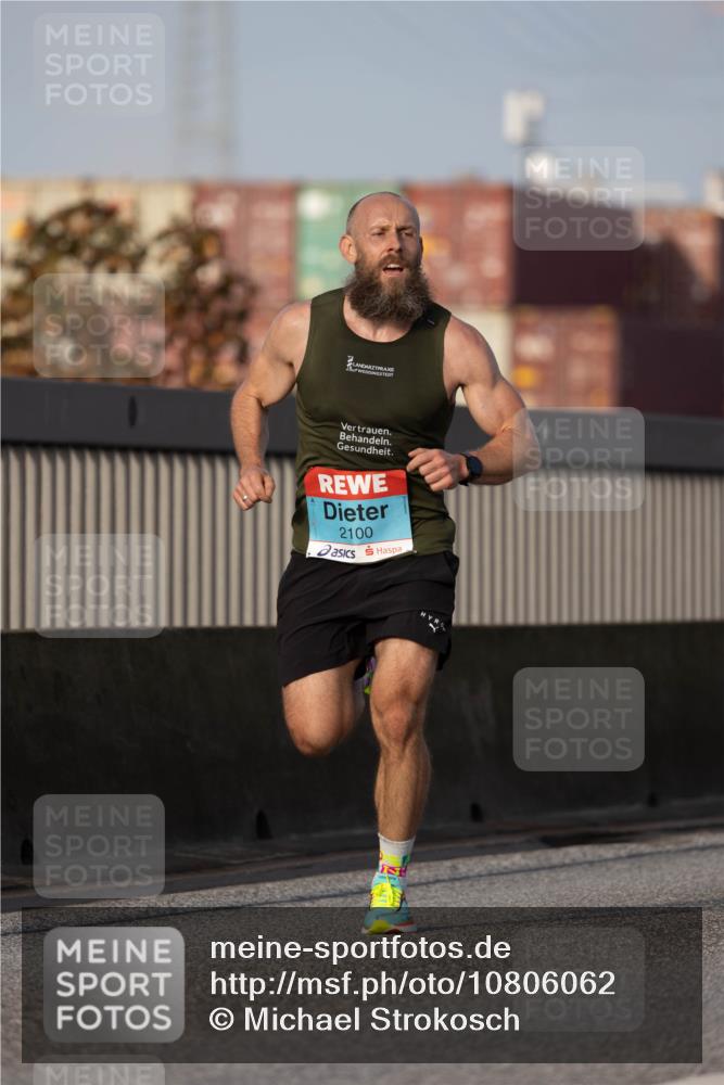 03.10.2026 - Köhlbrandbrückenlauf Michael Strokosch http://msf.ph/oto/10806062 03.10.2026 09:32:16 Position 3 2100 meine-sportfotos.de
