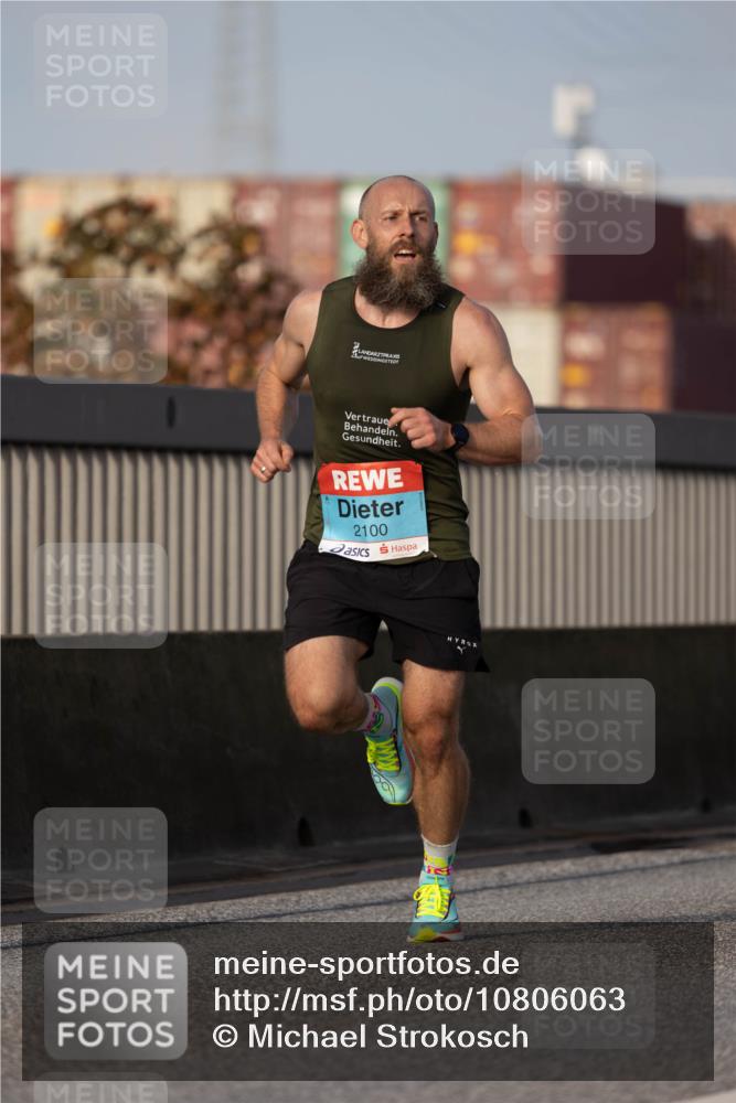 03.10.2026 - Köhlbrandbrückenlauf Michael Strokosch http://msf.ph/oto/10806063 03.10.2026 09:32:16 Position 3 2100 meine-sportfotos.de