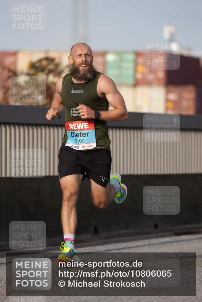 03.10.2026 - Köhlbrandbrückenlauf Michael Strokosch http://msf.ph/oto/10806065 03.10.2026 09:32:16 Position 3 2100 meine-sportfotos.de
