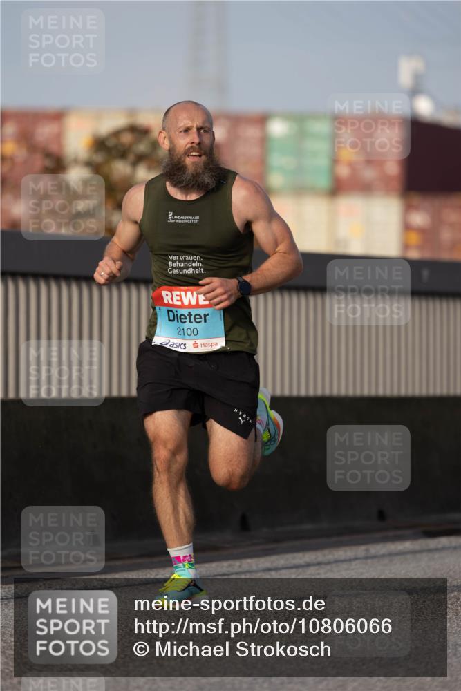 03.10.2026 - Köhlbrandbrückenlauf Michael Strokosch http://msf.ph/oto/10806066 03.10.2026 09:32:16 Position 3 2100 meine-sportfotos.de
