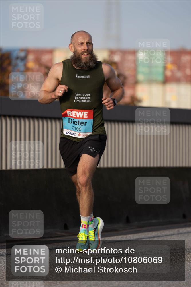 03.10.2026 - Köhlbrandbrückenlauf Michael Strokosch http://msf.ph/oto/10806069 03.10.2026 09:32:16 Position 3 2100 meine-sportfotos.de