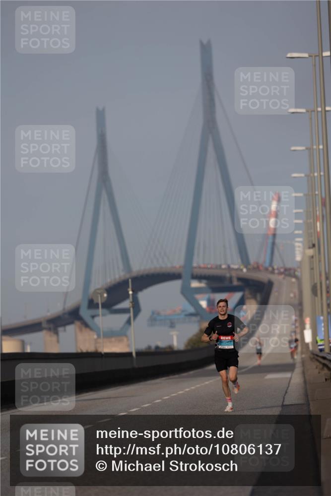 03.10.2026 - Köhlbrandbrückenlauf Michael Strokosch http://msf.ph/oto/10806137 03.10.2026 09:33:16 Position 3  meine-sportfotos.de