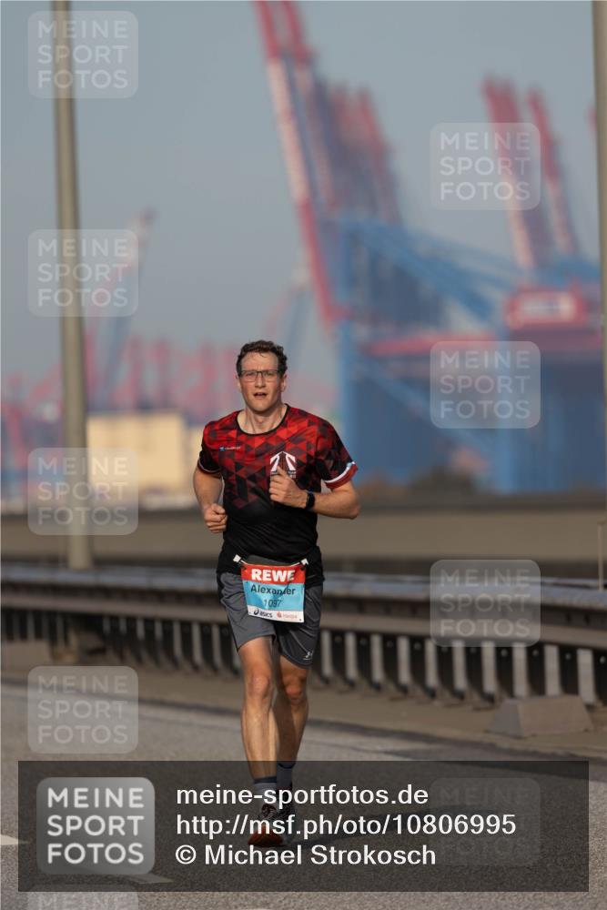 03.10.2026 - Köhlbrandbrückenlauf Michael Strokosch http://msf.ph/oto/10806995 03.10.2026 09:39:55 Position 3 1097 meine-sportfotos.de