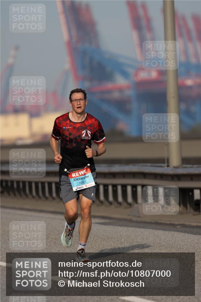 03.10.2026 - Köhlbrandbrückenlauf Michael Strokosch http://msf.ph/oto/10807000 03.10.2026 09:39:56 Position 3 1097 meine-sportfotos.de