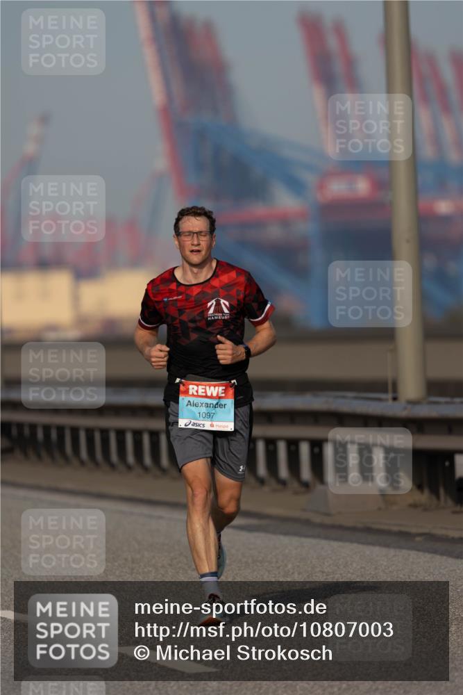 03.10.2026 - Köhlbrandbrückenlauf Michael Strokosch http://msf.ph/oto/10807003 03.10.2026 09:39:56 Position 3 2, 1097 meine-sportfotos.de