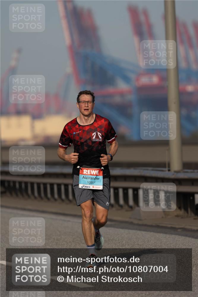 03.10.2026 - Köhlbrandbrückenlauf Michael Strokosch http://msf.ph/oto/10807004 03.10.2026 09:39:56 Position 3 20, 1097 meine-sportfotos.de