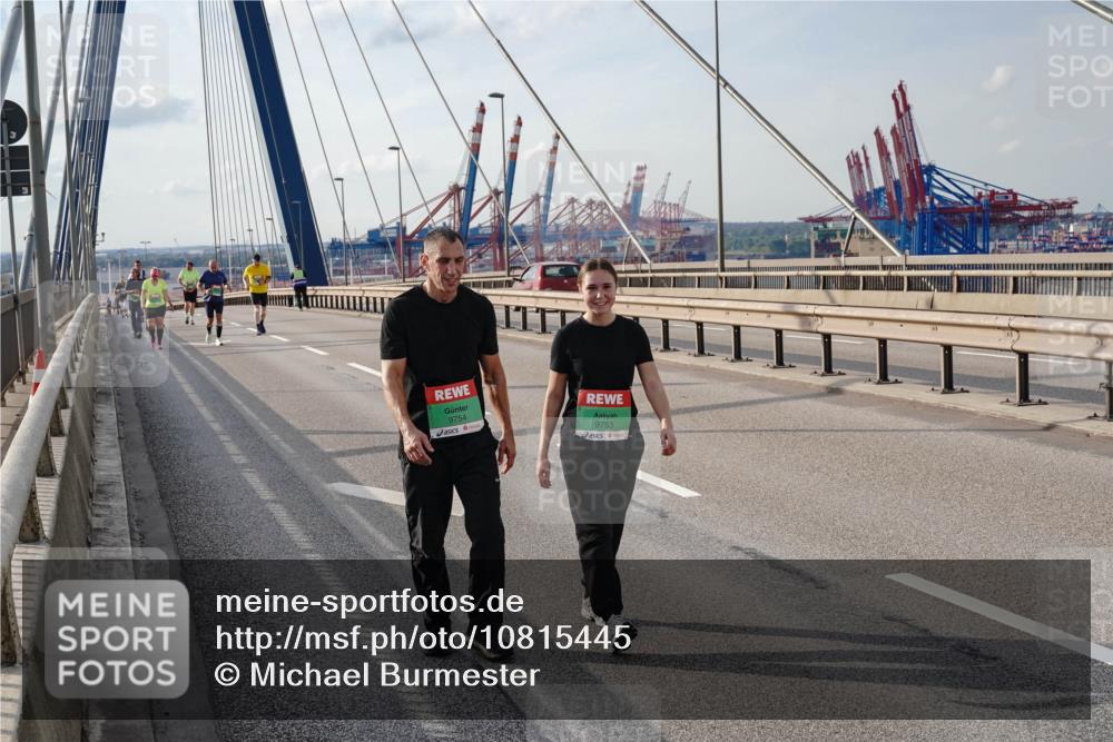 03.10.2026 - Köhlbrandbrückenlauf Michael Burmester http://msf.ph/oto/10815445 03.10.2026 16:09:22 Position 2 9754, 9753 meine-sportfotos.de