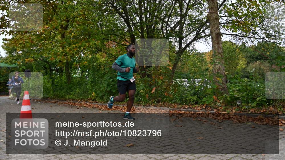 11.10.2026 - Bramfelder Halbmarathon 2026 J. Mangold http://msf.ph/oto/10823796 11.10.2026 10:35:22 Laufen 98, 489 meine-sportfotos.de