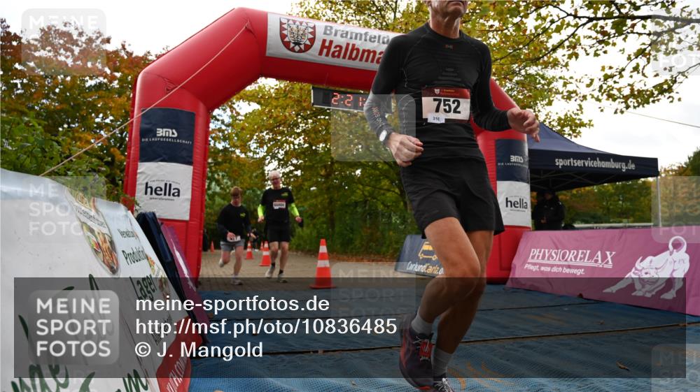 11.10.2026 - Bramfelder Halbmarathon 2026 J. Mangold http://msf.ph/oto/10836485 11.10.2026 11:51:18 Laufen 417, 752 meine-sportfotos.de
