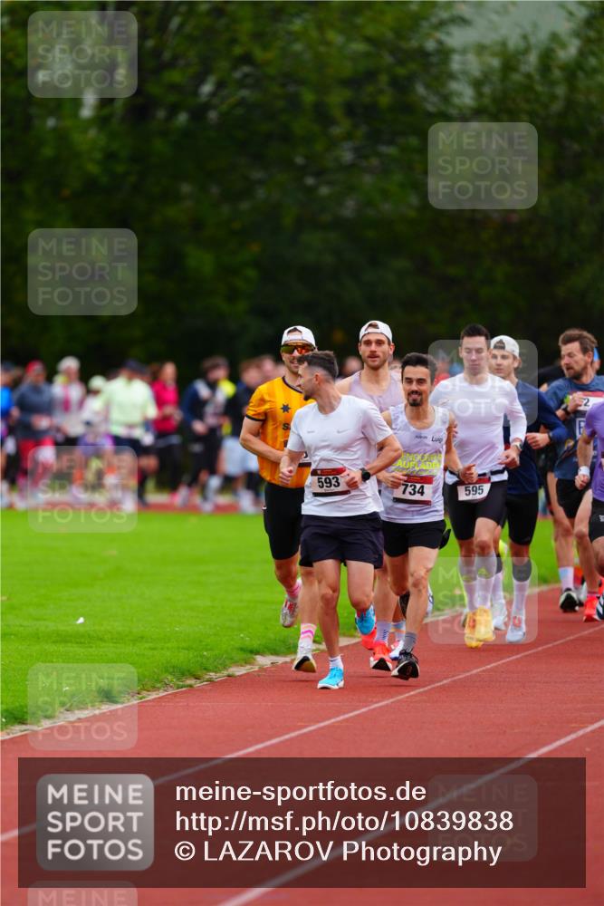 11.10.2026 - Bramfelder Halbmarathon 2026 LAZAROV Photography http://msf.ph/oto/10839838 11.10.2026 09:30:21 Laufen 593, 734, 595, 2 meine-sportfotos.de