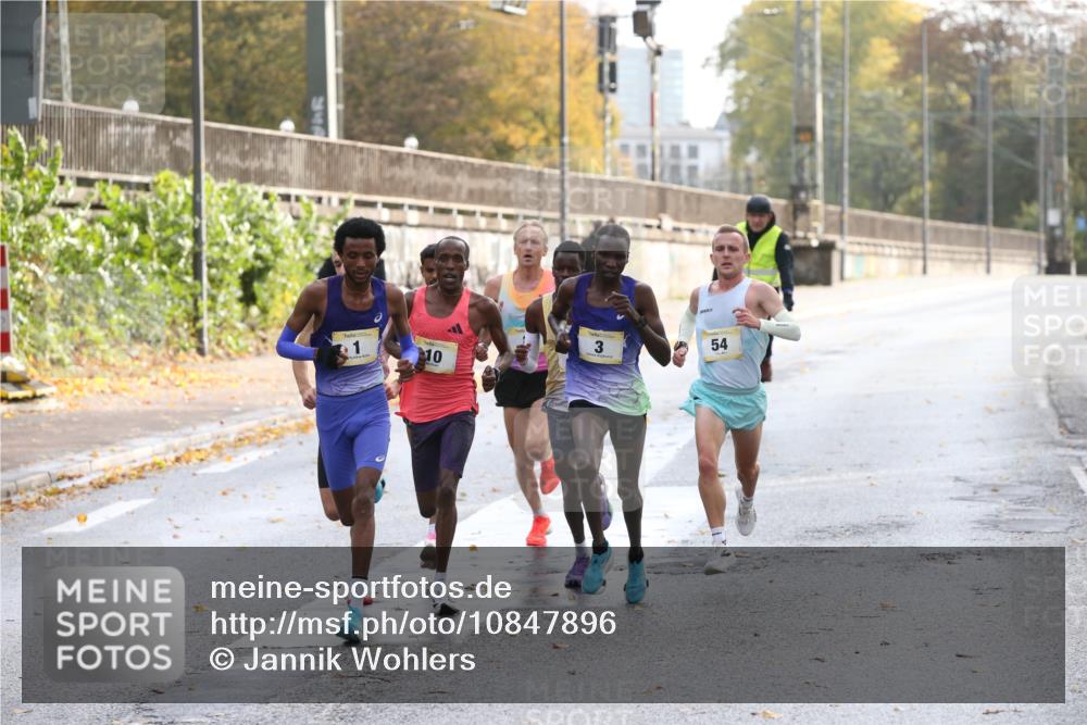 25.10.2026 - hella hamburg halbmarathon Jannik Wohlers http://msf.ph/oto/10847896 25.10.2026 10:07:42 Lombardsbrücke 3, 24, 19, 1, 10, 54, 29, 8 meine-sportfotos.de