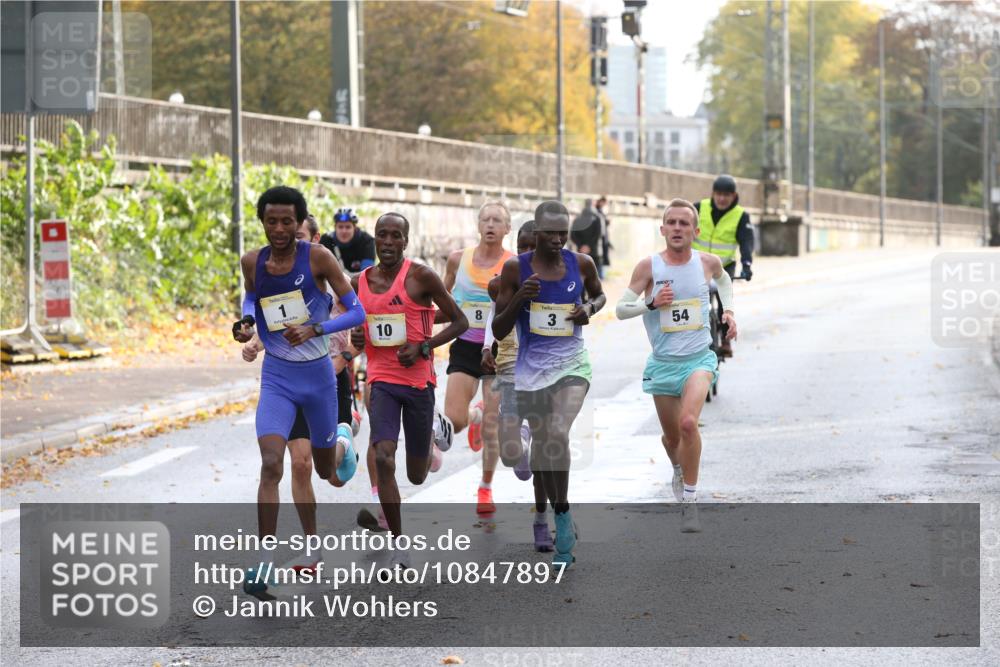 25.10.2026 - hella hamburg halbmarathon Jannik Wohlers http://msf.ph/oto/10847897 25.10.2026 10:07:42 Lombardsbrücke 3, 10, 1, 19, 24, 54, 29, 8 meine-sportfotos.de