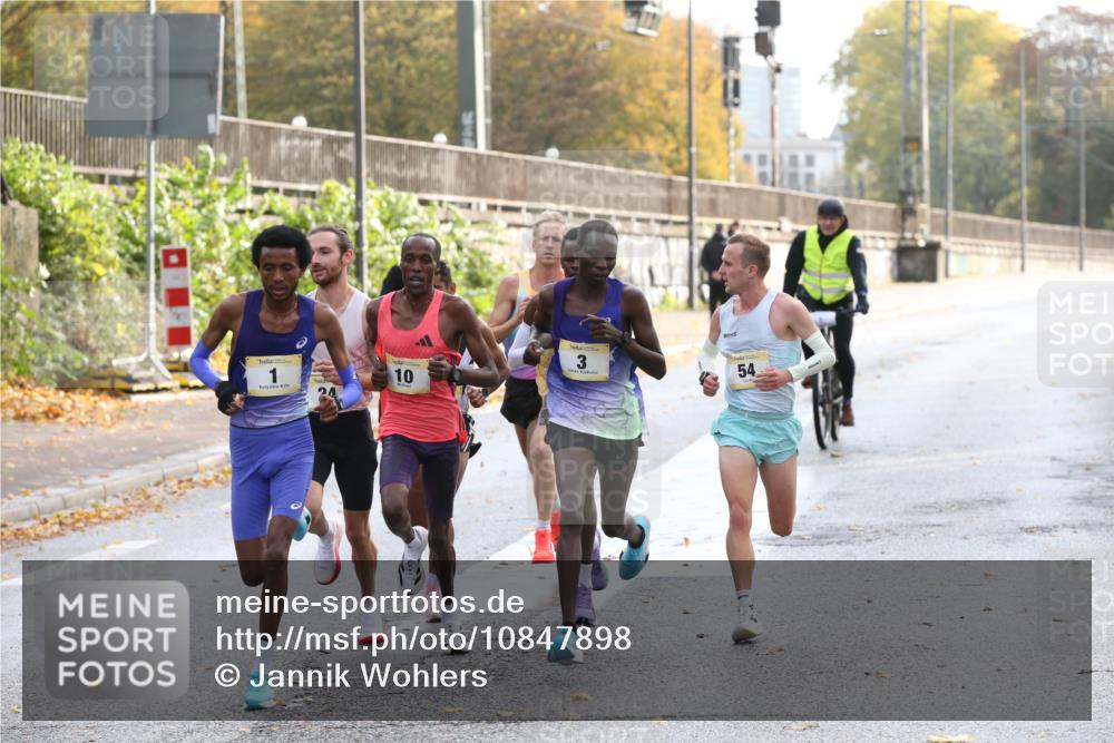 25.10.2026 - hella hamburg halbmarathon Jannik Wohlers http://msf.ph/oto/10847898 25.10.2026 10:07:42 Lombardsbrücke 3, 24, 19, 1, 10, 54, 29, 8 meine-sportfotos.de