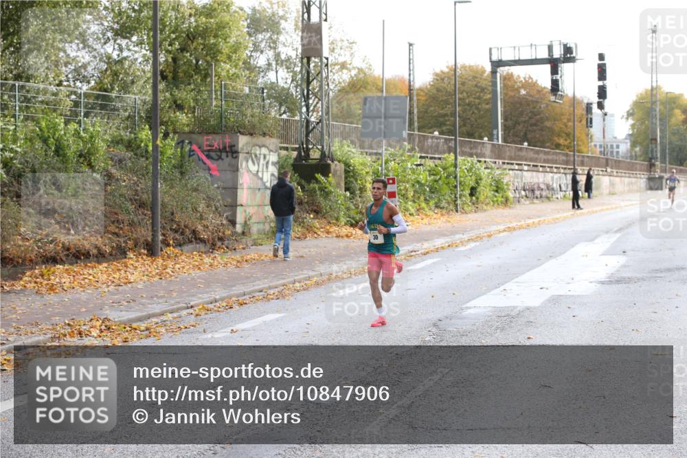 25.10.2026 - hella hamburg halbmarathon Jannik Wohlers http://msf.ph/oto/10847906 25.10.2026 10:08:07 Lombardsbrücke 30 meine-sportfotos.de