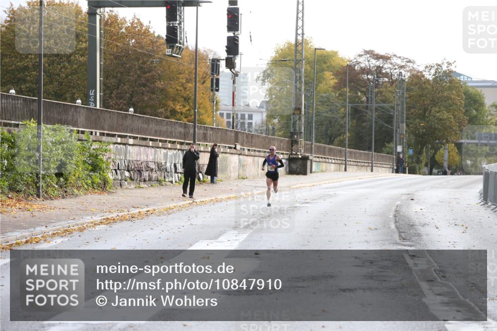 25.10.2026 - hella hamburg halbmarathon Jannik Wohlers http://msf.ph/oto/10847910 25.10.2026 10:08:10 Lombardsbrücke 30 meine-sportfotos.de