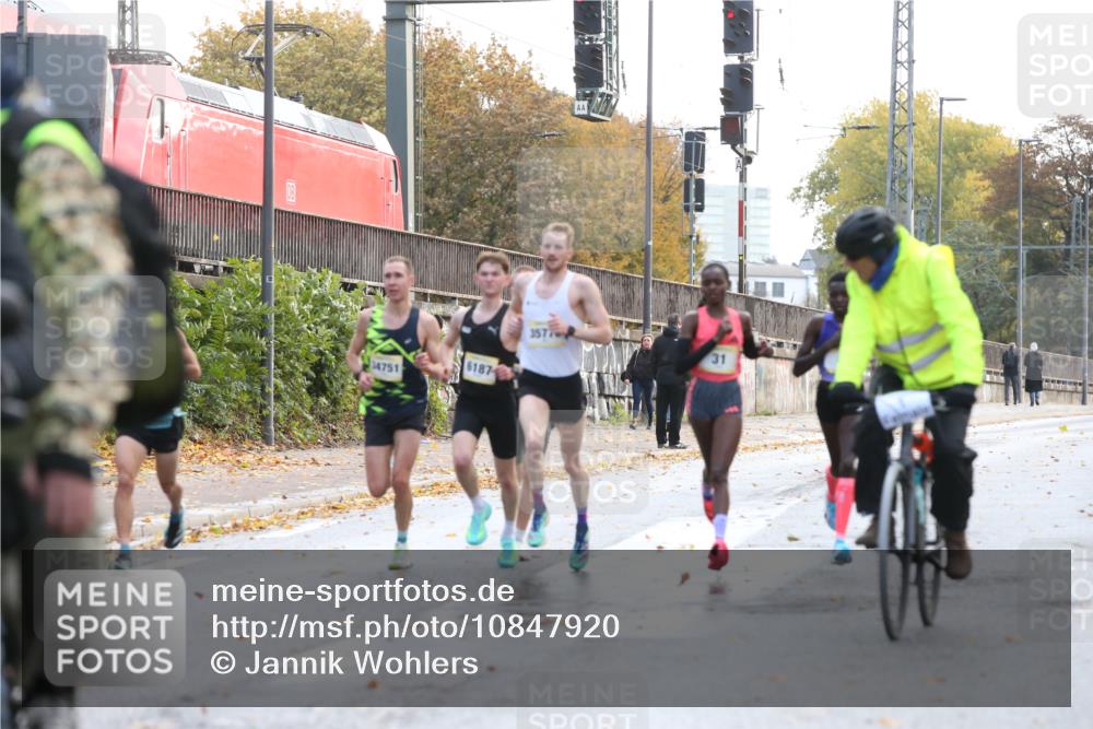 25.10.2026 - hella hamburg halbmarathon Jannik Wohlers http://msf.ph/oto/10847920 25.10.2026 10:10:53 Lombardsbrücke 20, 23, 16804, 31, 34074, 34751, 35778, 46, 6187 meine-sportfotos.de