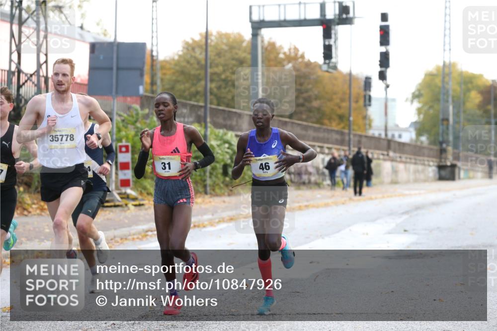 25.10.2026 - hella hamburg halbmarathon Jannik Wohlers http://msf.ph/oto/10847926 25.10.2026 10:10:55 Lombardsbrücke 20, 23, 16804, 31, 34074, 34751, 35778, 46, 6187 meine-sportfotos.de