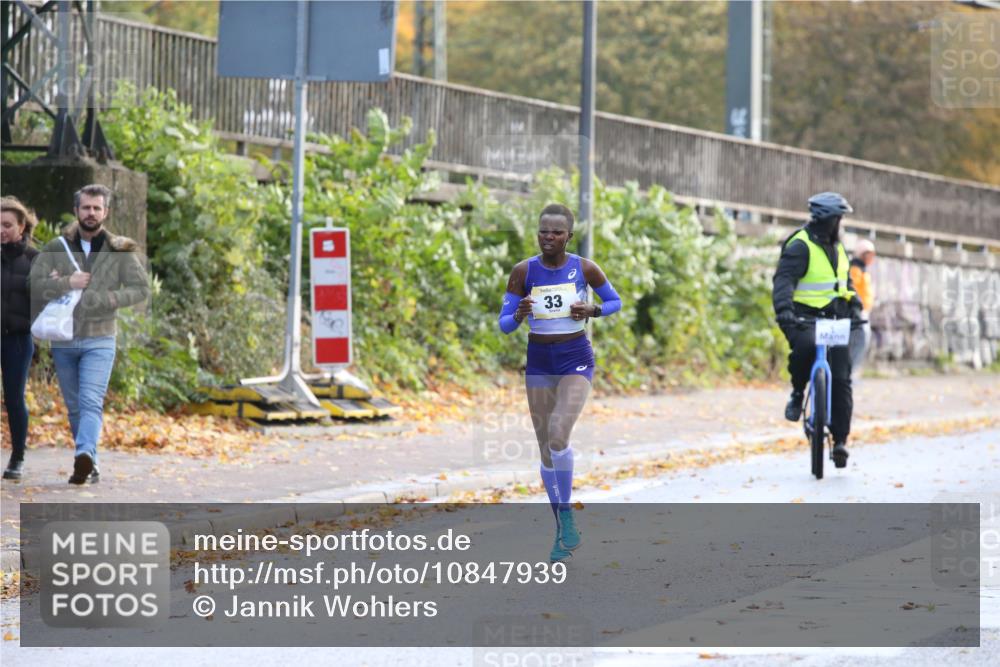 25.10.2026 - hella hamburg halbmarathon Jannik Wohlers http://msf.ph/oto/10847939 25.10.2026 10:11:28 Lombardsbrücke 33 meine-sportfotos.de