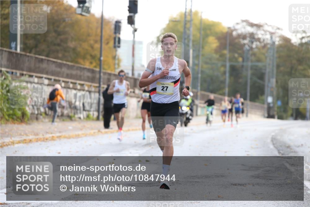 25.10.2026 - hella hamburg halbmarathon Jannik Wohlers http://msf.ph/oto/10847944 25.10.2026 10:11:35 Lombardsbrücke 27 meine-sportfotos.de