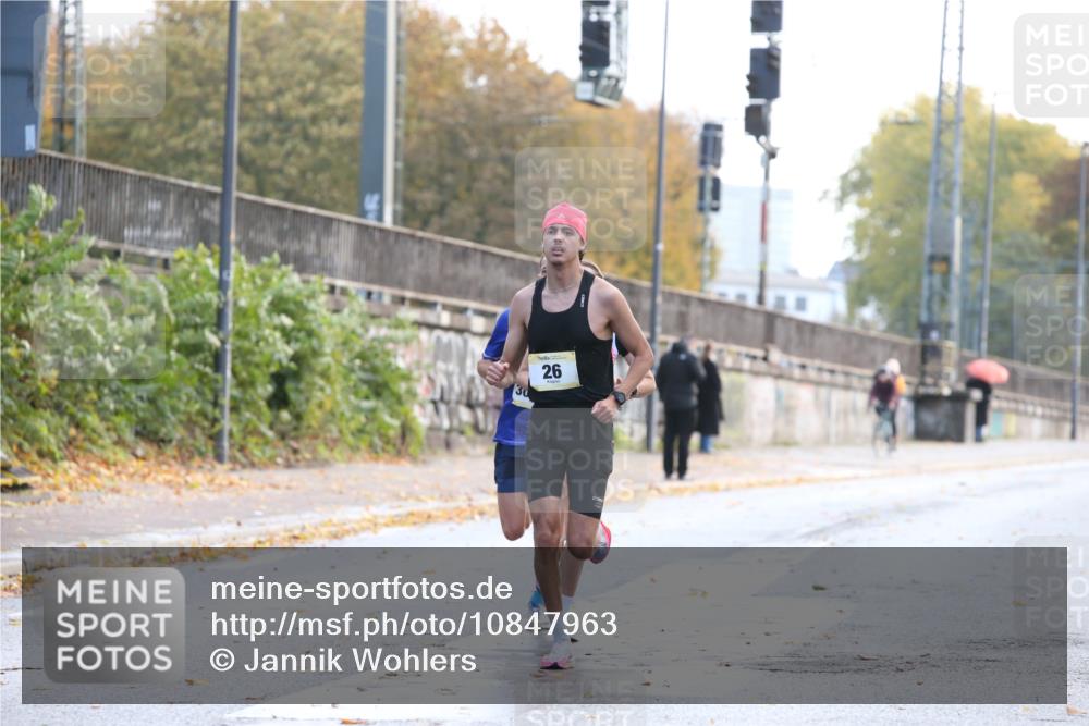 25.10.2026 - hella hamburg halbmarathon Jannik Wohlers http://msf.ph/oto/10847963 25.10.2026 10:12:39 Lombardsbrücke 30088, 26, 41 meine-sportfotos.de