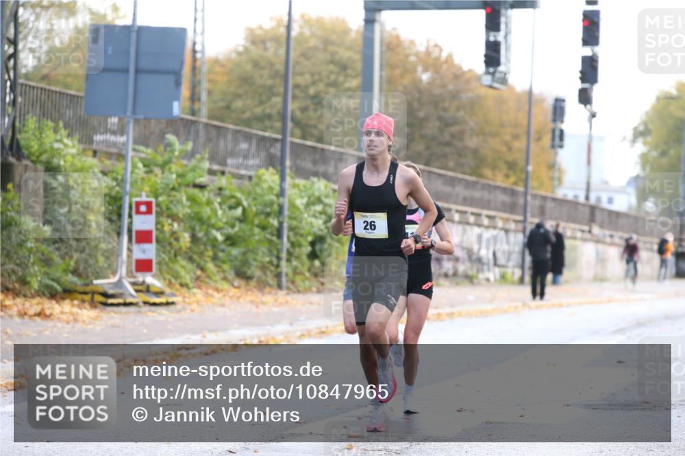 25.10.2026 - hella hamburg halbmarathon Jannik Wohlers http://msf.ph/oto/10847965 25.10.2026 10:12:40 Lombardsbrücke 30088, 26, 41 meine-sportfotos.de