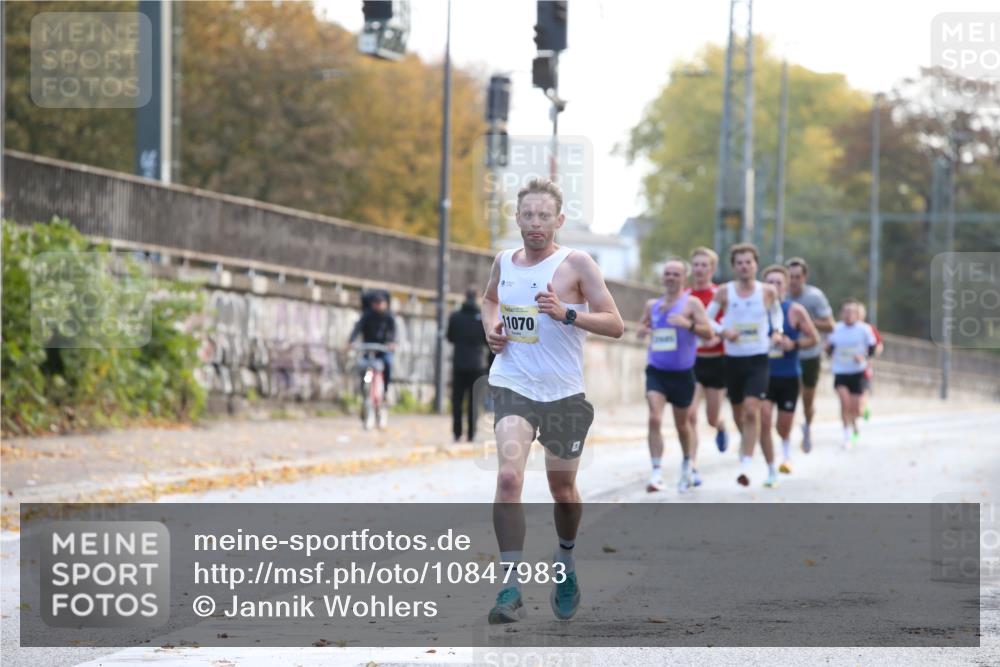 25.10.2026 - hella hamburg halbmarathon Jannik Wohlers http://msf.ph/oto/10847983 25.10.2026 10:13:16 Lombardsbrücke 11070 meine-sportfotos.de