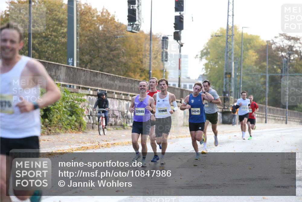 25.10.2026 - hella hamburg halbmarathon Jannik Wohlers http://msf.ph/oto/10847986 25.10.2026 10:13:19 Lombardsbrücke 11070 meine-sportfotos.de