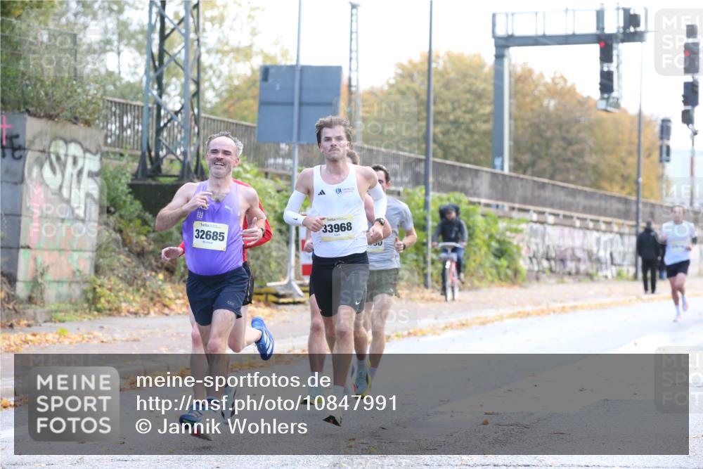 25.10.2026 - hella hamburg halbmarathon Jannik Wohlers http://msf.ph/oto/10847991 25.10.2026 10:13:22 Lombardsbrücke 11070, 33657, 33968, 32685, 24545, 35590 meine-sportfotos.de