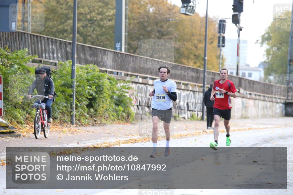 25.10.2026 - hella hamburg halbmarathon Jannik Wohlers http://msf.ph/oto/10847992 25.10.2026 10:13:23 Lombardsbrücke 33968, 33657, 24545, 32685, 35590 meine-sportfotos.de