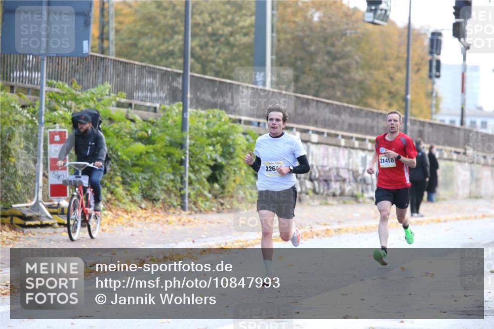 25.10.2026 - hella hamburg halbmarathon Jannik Wohlers http://msf.ph/oto/10847993 25.10.2026 10:13:24 Lombardsbrücke 33657, 33968, 32685, 24545, 35590 meine-sportfotos.de