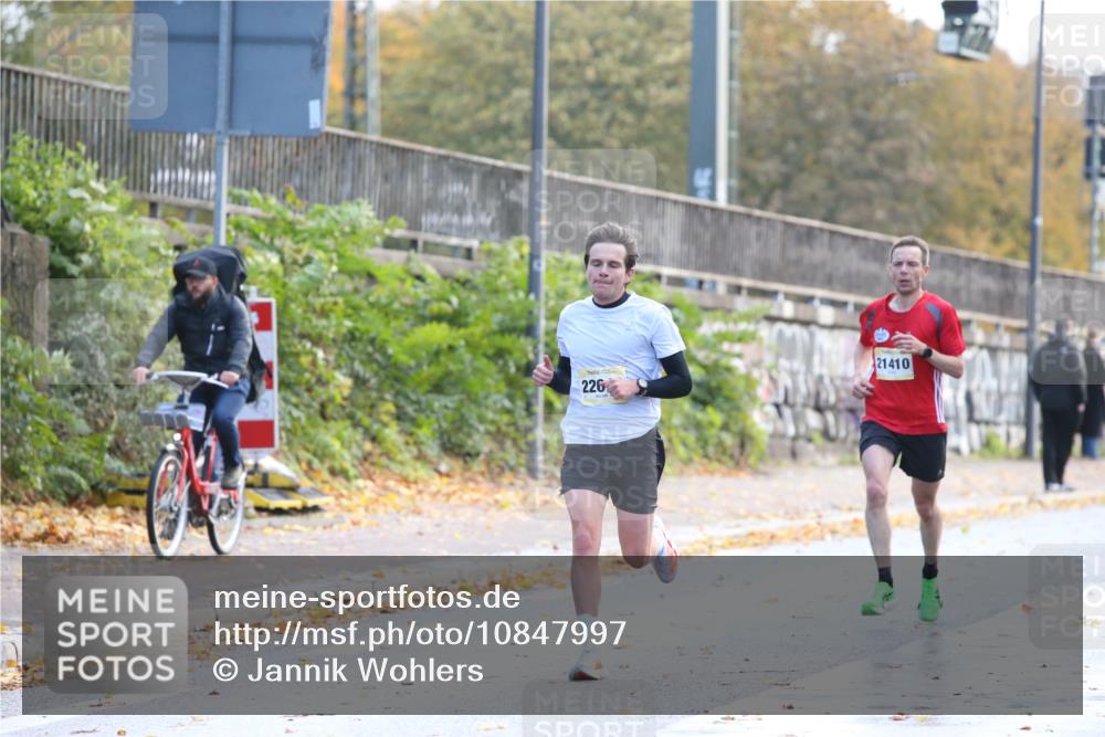 25.10.2026 - hella hamburg halbmarathon Jannik Wohlers http://msf.ph/oto/10847997 25.10.2026 10:13:25 Lombardsbrücke 33657, 33968, 32685, 24545, 35590, 22616 meine-sportfotos.de