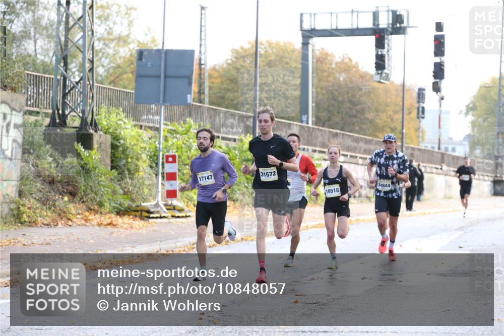 25.10.2026 - hella hamburg halbmarathon Jannik Wohlers http://msf.ph/oto/10848057 25.10.2026 10:14:06 Lombardsbrücke 43, 51, 42, 31572, 19518, 17147, 13655 meine-sportfotos.de