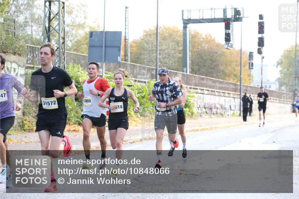 25.10.2026 - hella hamburg halbmarathon Jannik Wohlers http://msf.ph/oto/10848066 25.10.2026 10:14:08 Lombardsbrücke 31572, 19518, 17147, 13655, 34844, 44 meine-sportfotos.de
