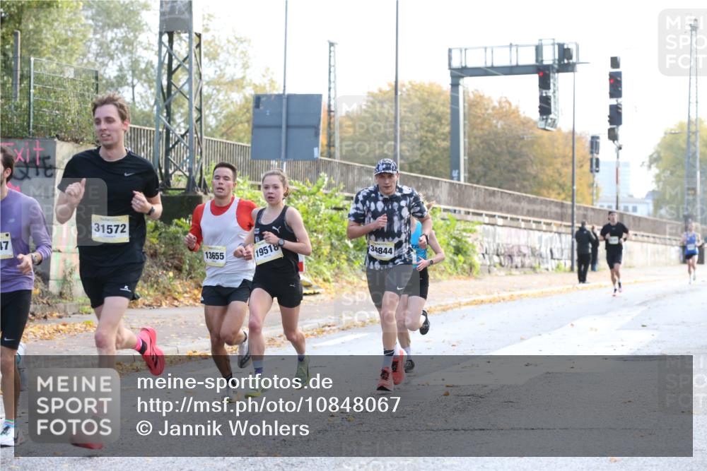 25.10.2026 - hella hamburg halbmarathon Jannik Wohlers http://msf.ph/oto/10848067 25.10.2026 10:14:08 Lombardsbrücke 31572, 13655, 17147, 19518, 34844, 44 meine-sportfotos.de