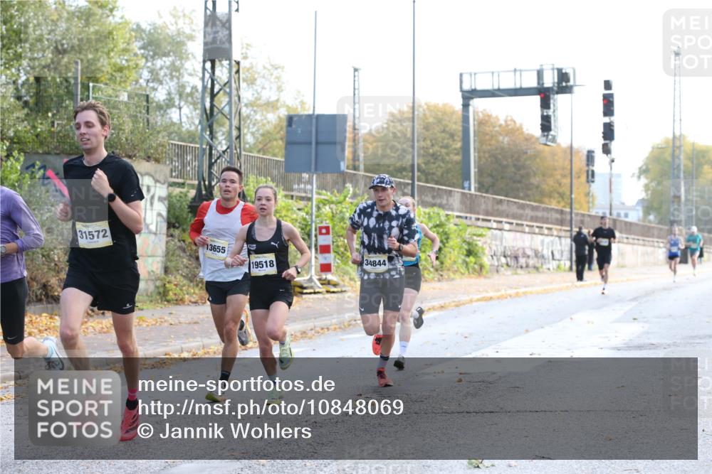 25.10.2026 - hella hamburg halbmarathon Jannik Wohlers http://msf.ph/oto/10848069 25.10.2026 10:14:08 Lombardsbrücke 31572, 19518, 17147, 13655, 34844, 44 meine-sportfotos.de