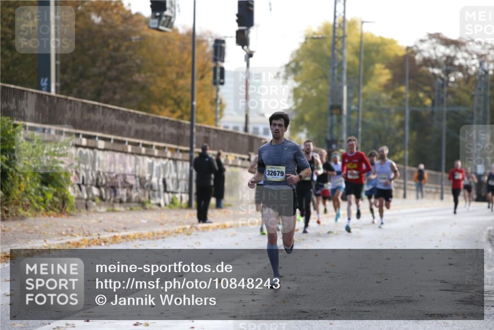 25.10.2026 - hella hamburg halbmarathon Jannik Wohlers http://msf.ph/oto/10848243 25.10.2026 10:15:28 Lombardsbrücke 10985, 10760, 3745, 21386, 32091, 18941 meine-sportfotos.de