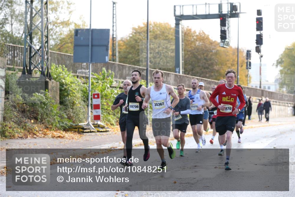 25.10.2026 - hella hamburg halbmarathon Jannik Wohlers http://msf.ph/oto/10848251 25.10.2026 10:15:35 Lombardsbrücke 32679, 35367, 19706, 20045, 2997, 30870 meine-sportfotos.de