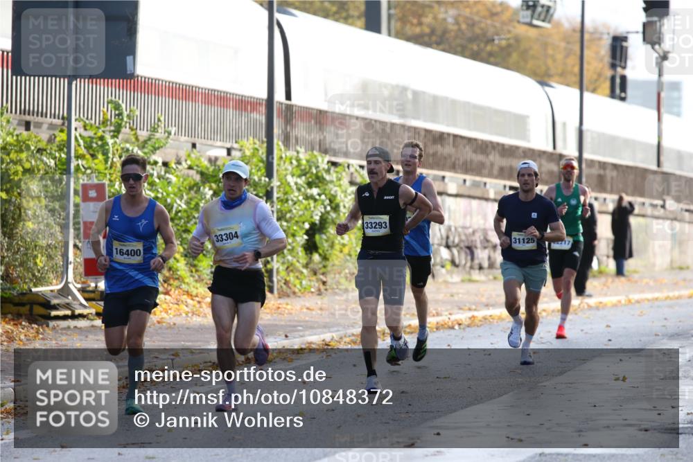 25.10.2026 - hella hamburg halbmarathon Jannik Wohlers http://msf.ph/oto/10848372 25.10.2026 10:16:18 Lombardsbrücke 11167, 15794, 21590, 23060, 24382, 34812, 33304, 16400 meine-sportfotos.de