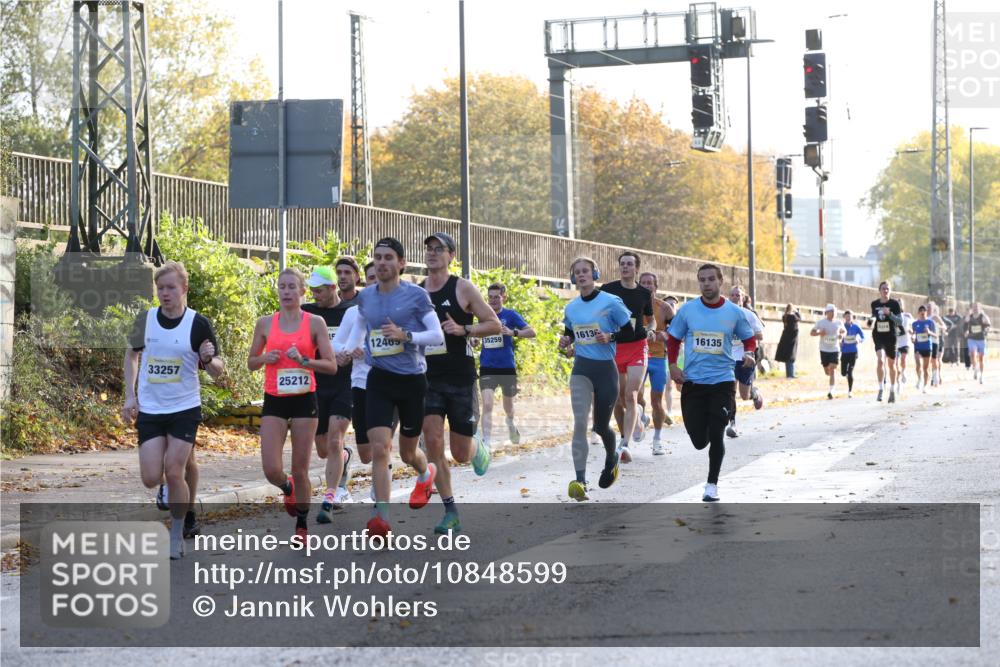 25.10.2026 - hella hamburg halbmarathon Jannik Wohlers http://msf.ph/oto/10848599 25.10.2026 10:17:42 Lombardsbrücke 7781, 3316, 33257, 34579, 30931, 30495, 25212, 12469, 14854 meine-sportfotos.de