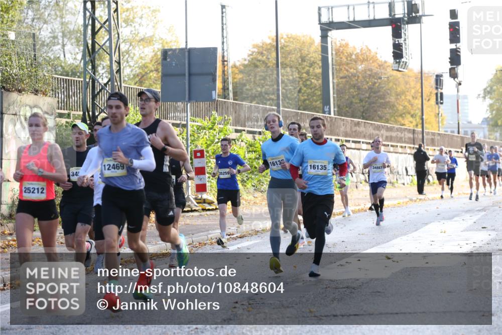 25.10.2026 - hella hamburg halbmarathon Jannik Wohlers http://msf.ph/oto/10848604 25.10.2026 10:17:43 Lombardsbrücke 7781, 3316, 33257, 34579, 30931, 30495, 25212, 14854, 12469, 16136, 16135, 35658 meine-sportfotos.de