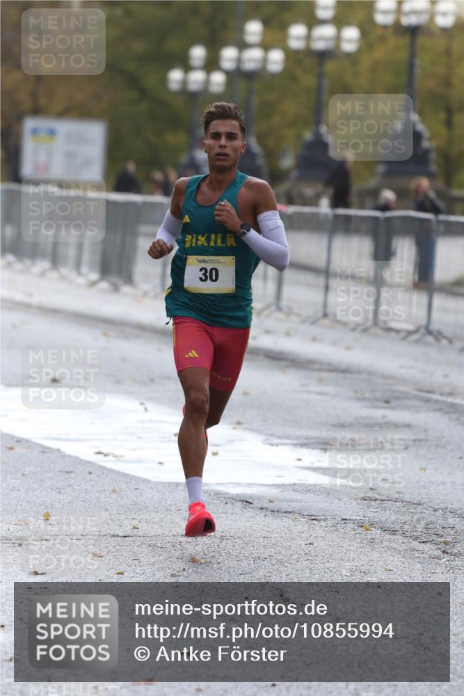 25.10.2026 - hella hamburg halbmarathon Antke Förster http://msf.ph/oto/10855994 25.10.2026 10:08:08 Lombardsbrücke 30 meine-sportfotos.de