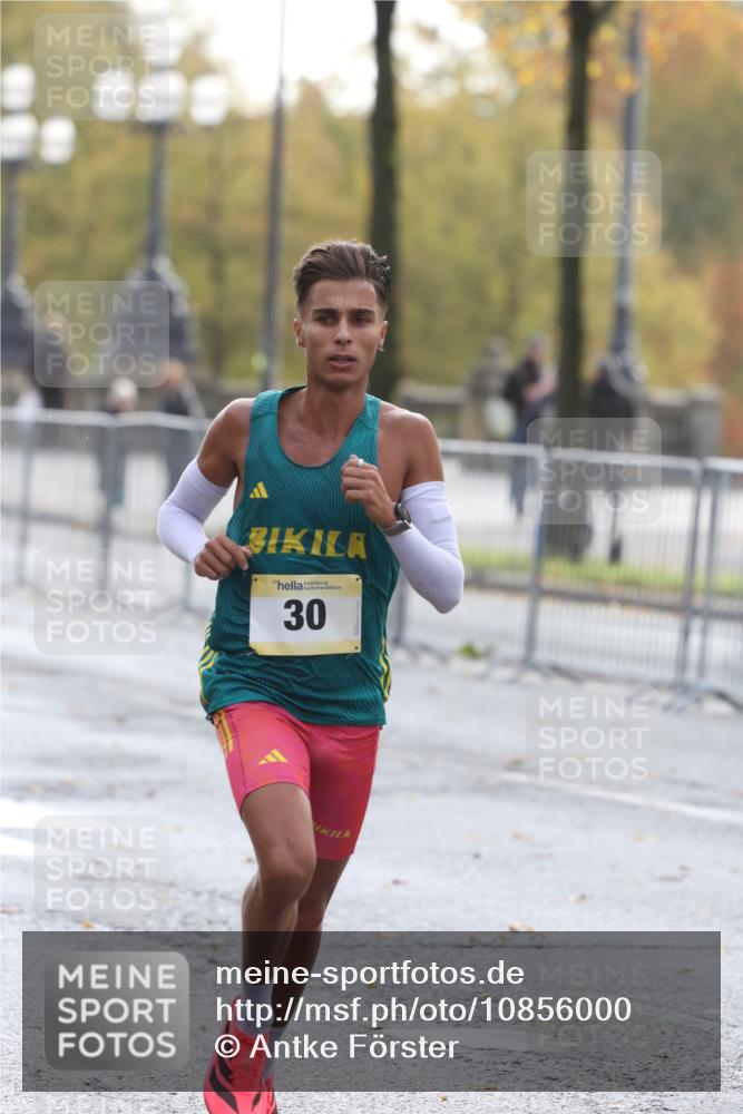 25.10.2026 - hella hamburg halbmarathon Antke Förster http://msf.ph/oto/10856000 25.10.2026 10:08:09 Lombardsbrücke 30 meine-sportfotos.de