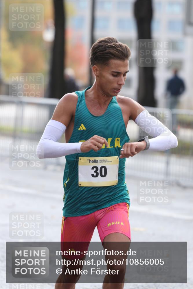 25.10.2026 - hella hamburg halbmarathon Antke Förster http://msf.ph/oto/10856005 25.10.2026 10:08:10 Lombardsbrücke 30 meine-sportfotos.de