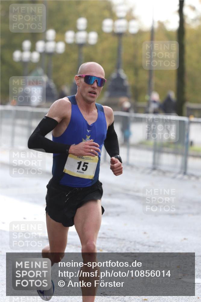 25.10.2026 - hella hamburg halbmarathon Antke Förster http://msf.ph/oto/10856014 25.10.2026 10:08:19 Lombardsbrücke 15 meine-sportfotos.de