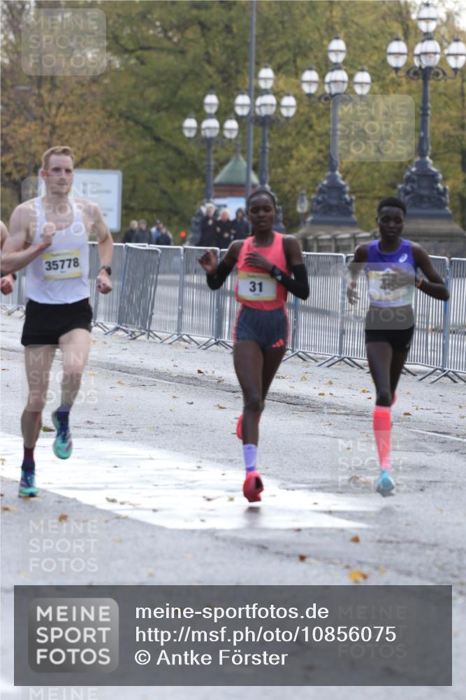 25.10.2026 - hella hamburg halbmarathon Antke Förster http://msf.ph/oto/10856075 25.10.2026 10:10:53 Lombardsbrücke 20, 23, 16804, 34074, 34751, 35778, 46, 31, 6187 meine-sportfotos.de