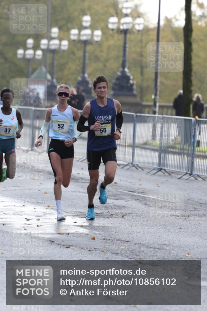 25.10.2026 - hella hamburg halbmarathon Antke Förster http://msf.ph/oto/10856102 25.10.2026 10:11:11 Lombardsbrücke 55, 52, 37 meine-sportfotos.de