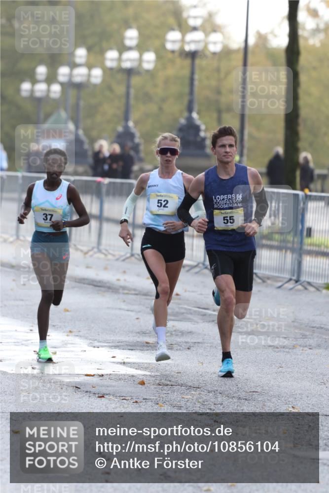 25.10.2026 - hella hamburg halbmarathon Antke Förster http://msf.ph/oto/10856104 25.10.2026 10:11:11 Lombardsbrücke 55, 52, 37 meine-sportfotos.de