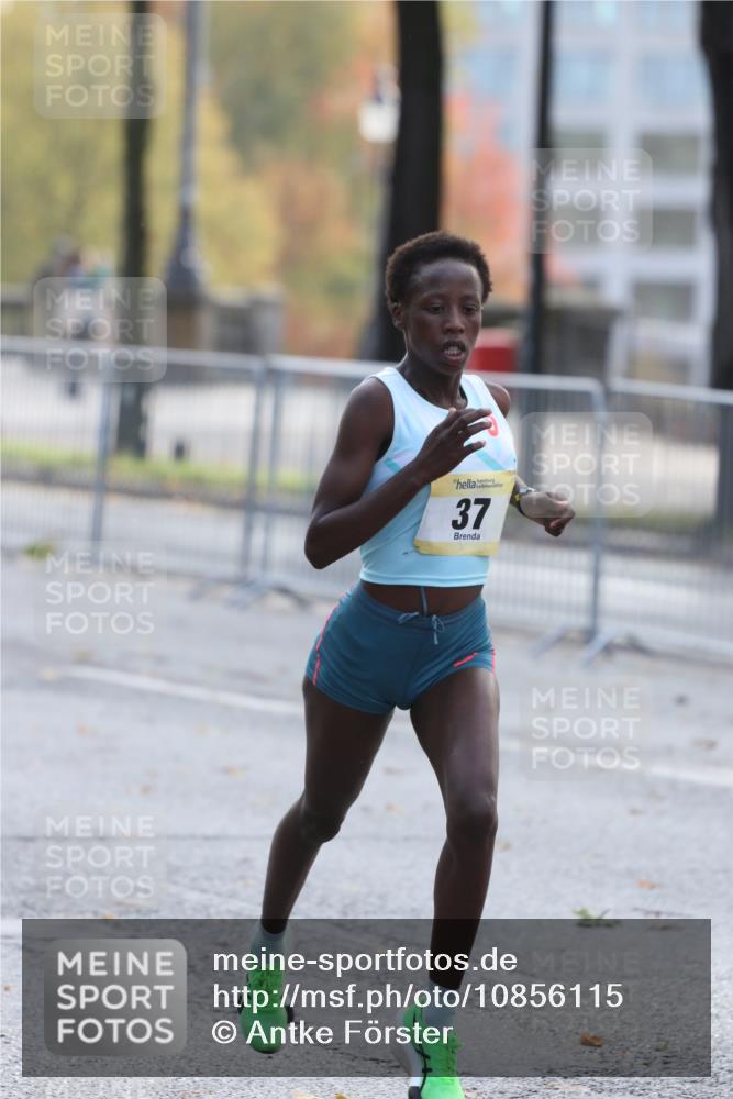 25.10.2026 - hella hamburg halbmarathon Antke Förster http://msf.ph/oto/10856115 25.10.2026 10:11:14 Lombardsbrücke 55, 52, 37 meine-sportfotos.de