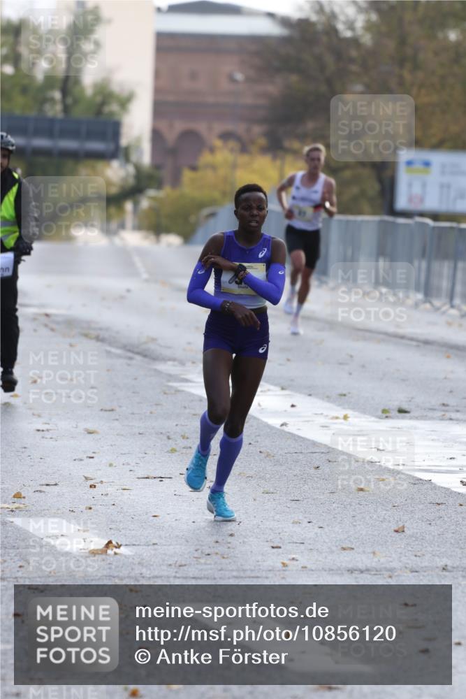 25.10.2026 - hella hamburg halbmarathon Antke Förster http://msf.ph/oto/10856120 25.10.2026 10:11:29 Lombardsbrücke 33 meine-sportfotos.de